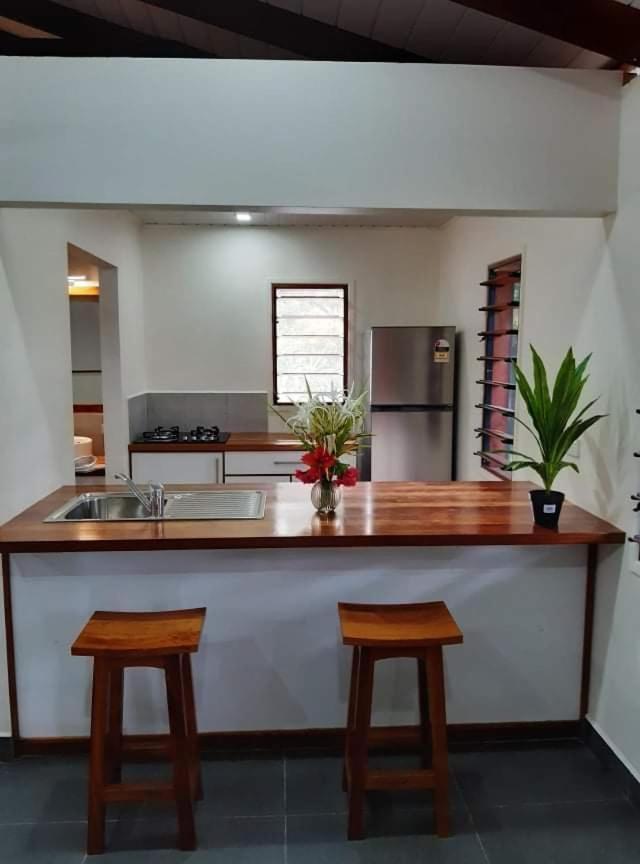 Whispering Palms - Absolute Beachfront Villas بورت فيلا المظهر الخارجي الصورة