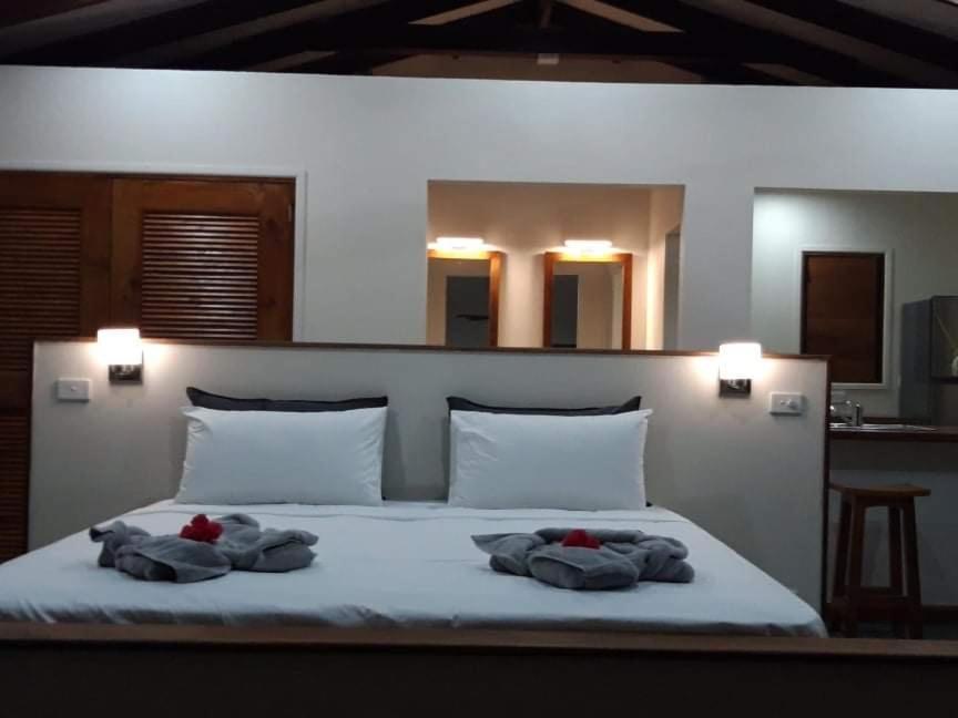 Whispering Palms - Absolute Beachfront Villas بورت فيلا المظهر الخارجي الصورة