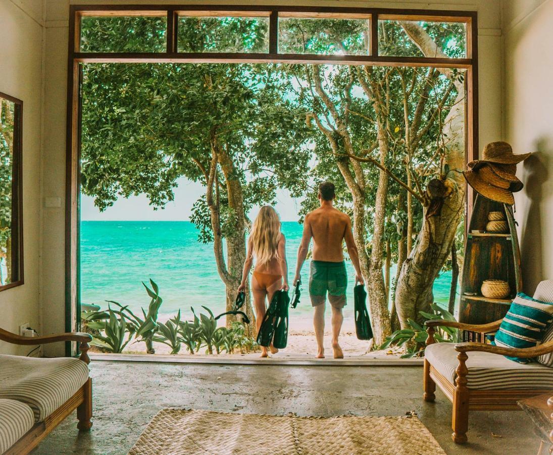 Whispering Palms - Absolute Beachfront Villas بورت فيلا المظهر الخارجي الصورة