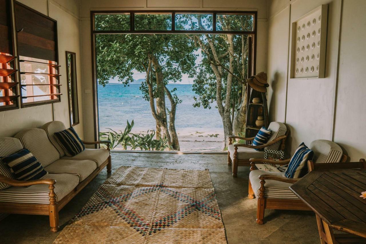 Whispering Palms - Absolute Beachfront Villas بورت فيلا المظهر الخارجي الصورة