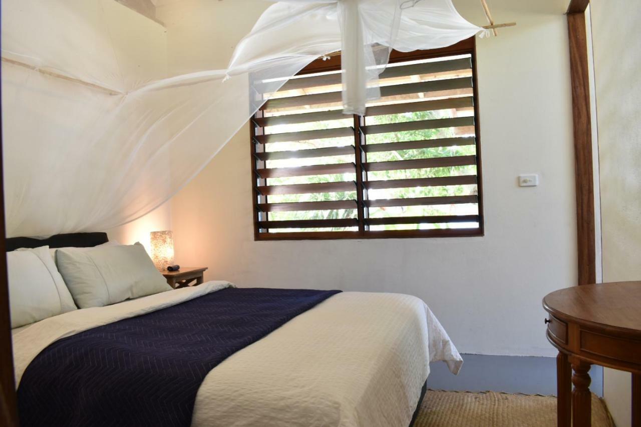 Whispering Palms - Absolute Beachfront Villas بورت فيلا المظهر الخارجي الصورة