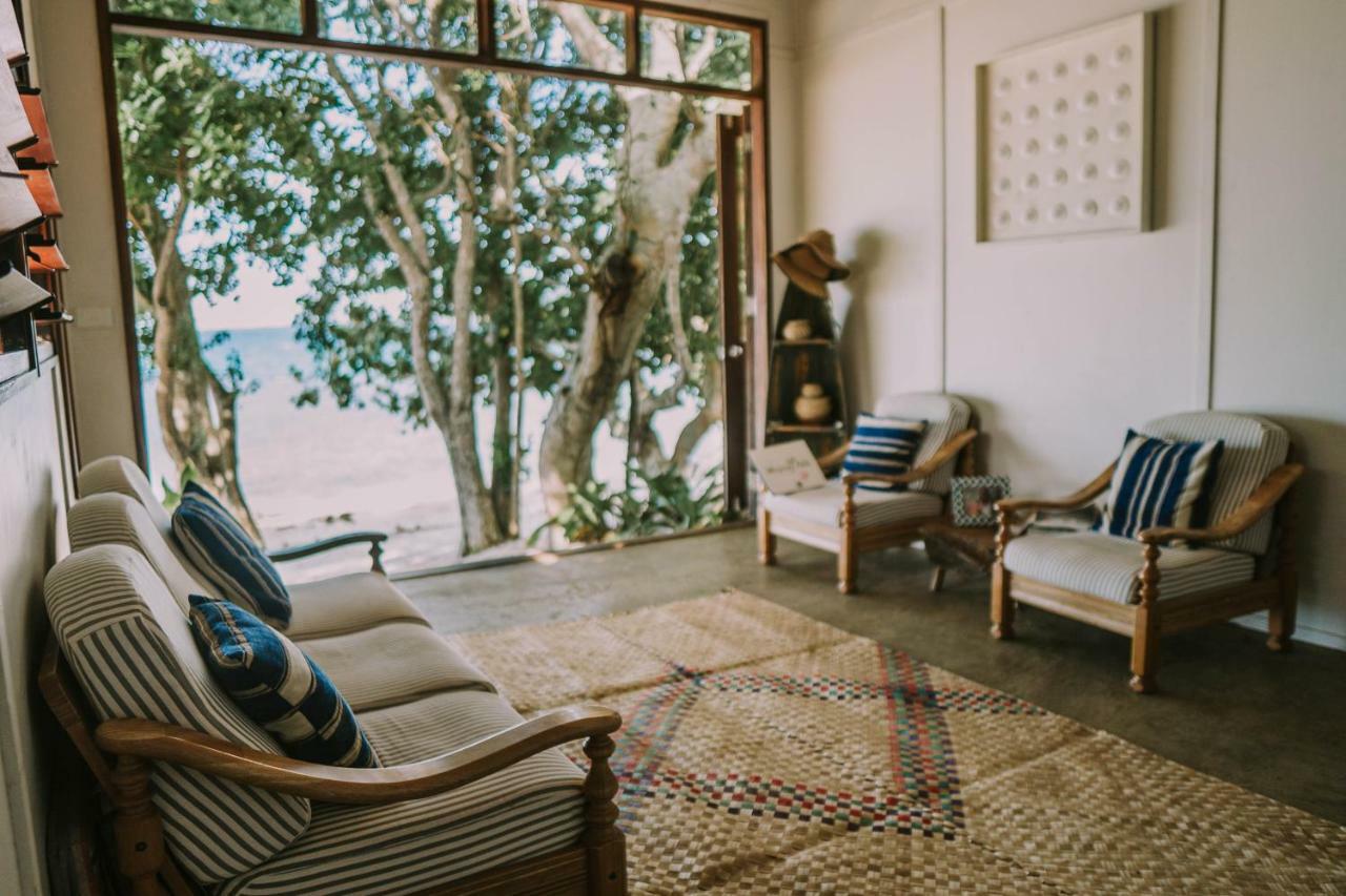Whispering Palms - Absolute Beachfront Villas بورت فيلا المظهر الخارجي الصورة