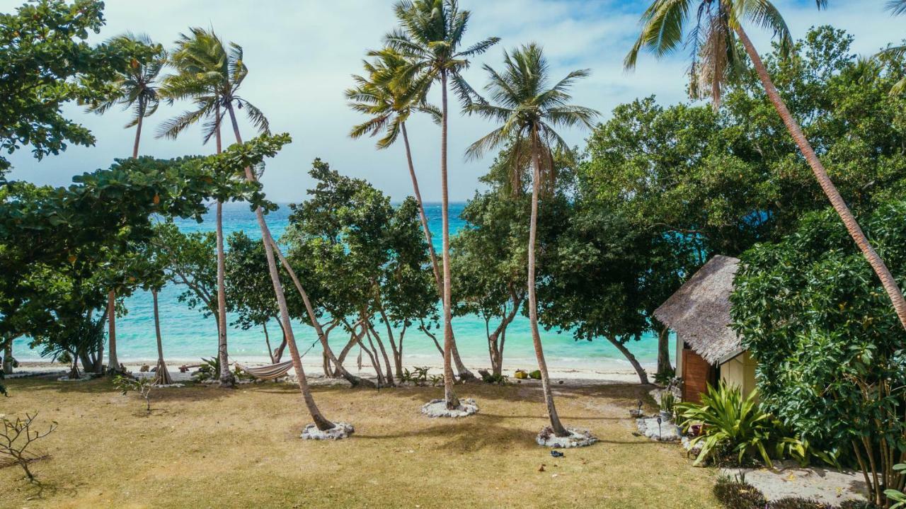 Whispering Palms - Absolute Beachfront Villas بورت فيلا المظهر الخارجي الصورة